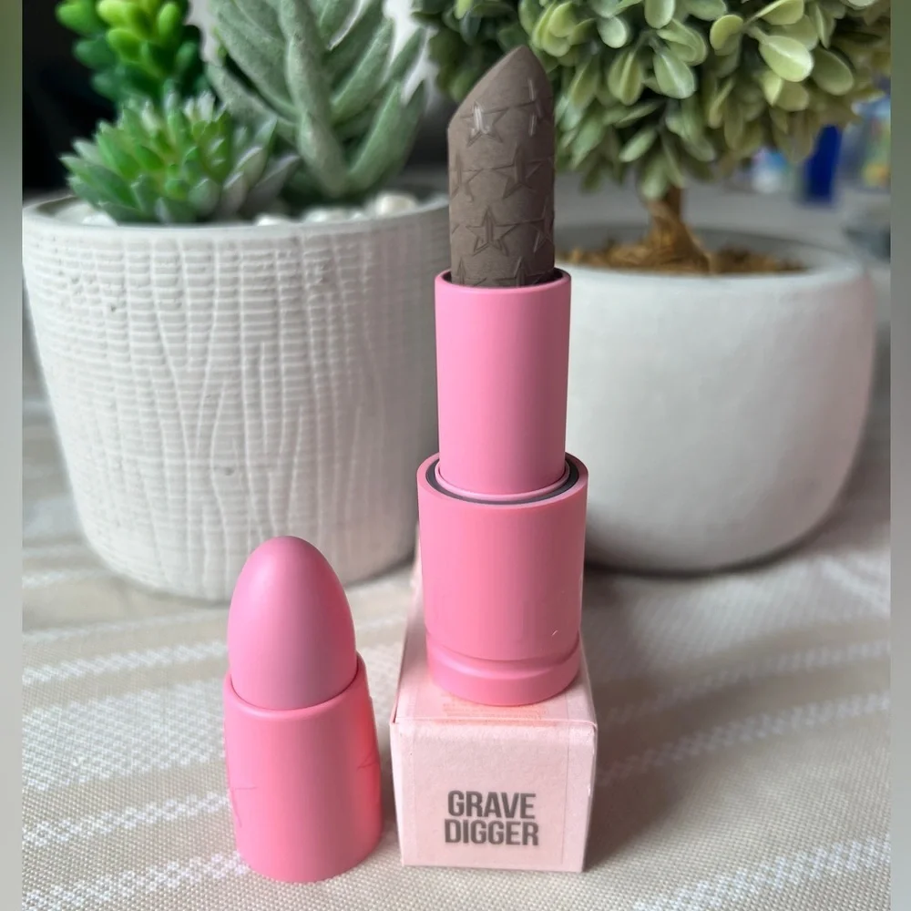 🌸 4/$25 Jeffree Star Velvet Trap Lipstick- Grave Digger